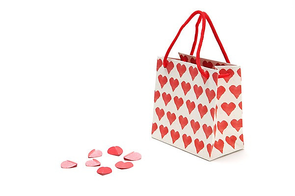 포토 JPG 스튜디오촬영 종이 백그라운드 누끼 사람없음 빨간색 쇼핑백 하트 오브젝트 국내포토 모양 컬러 가방 실내 파일형식