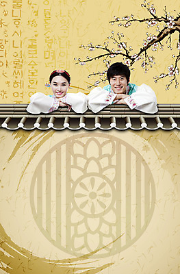 PSD 나무 편집이미지 한국전통 전통 여자 명절 남자 기와 꽃나무 미소 웃음 사람 상반신 성인 두명 담장 설날 전통의상 한복 성인만 이미지편집 식물 기념일 꽃 한국 표정 파일형식