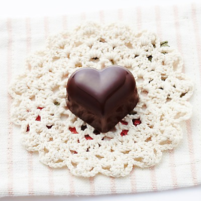 포토 JPG 스튜디오촬영 기념일 음식 디저트 실내 발렌타인데이 사랑 이벤트 사람없음 초콜릿 하트 달콤 천 받침대 국내포토 모양 감정 데이이벤트 내부 직물 맛 파일형식