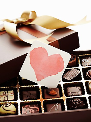 포토 JPG 스튜디오촬영 기념일 음식 디저트 실내 발렌타인데이 선물 사랑 이벤트 사람없음 선물상자 초콜릿 하트 달콤 국내포토 카드프레임 모양 감정 데이이벤트 프레임 내부 상자 맛 파일형식