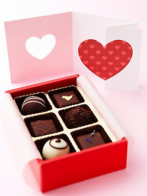 포토 JPG 스튜디오촬영 기념일 음식 디저트 실내 발렌타인데이 선물 사랑 이벤트 사람없음 선물상자 초콜릿 하트 달콤 국내포토 카드프레임 모양 감정 데이이벤트 프레임 내부 상자 맛 파일형식