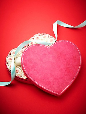 포토 JPG 스튜디오촬영 기념일 음식 디저트 실내 발렌타인데이 선물 사랑 이벤트 사람없음 선물상자 초콜릿 하트 끈 달콤 국내포토 모양 감정 데이이벤트 내부 상자 맛 파일형식