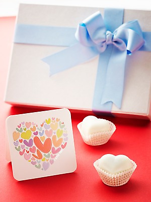 포토 JPG 스튜디오촬영 기념일 음식 디저트 실내 발렌타인데이 선물 사랑 이벤트 사람없음 선물상자 초콜릿 하트 달콤 국내포토 카드프레임 모양 감정 데이이벤트 프레임 내부 상자 맛 파일형식