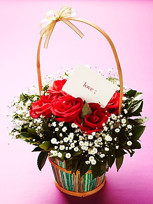 포토 JPG 스튜디오촬영 기념일 음식 디저트 실내 발렌타인데이 선물 사랑 이벤트 사람없음 장미 초콜릿 달콤 꽃바구니 안개꽃 국내포토 카드프레임 꽃 감정 데이이벤트 프레임 내부 바구니 맛 한해살이풀 파일형식