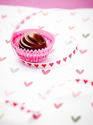 포토 JPG 스튜디오촬영 기념일 리본 음식 디저트 실내 발렌타인데이 선물 사랑 이벤트 사람없음 초콜릿 하트 달콤 국내포토 모양 감정 데이이벤트 내부 맛 파일형식