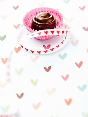 포토 JPG 스튜디오촬영 기념일 리본 음식 디저트 실내 발렌타인데이 선물 사랑 이벤트 사람없음 초콜릿 하트 달콤 국내포토 모양 감정 데이이벤트 내부 맛 파일형식