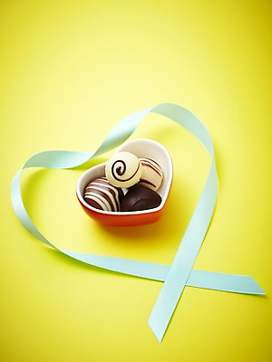 포토 JPG 스튜디오촬영 그릇 접시 기념일 리본 음식 디저트 실내 발렌타인데이 선물 사랑 이벤트 사람없음 초콜릿 하트 달콤 국내포토 모양 식기 감정 데이이벤트 내부 맛 파일형식