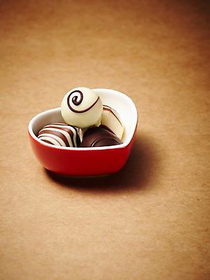 포토 JPG 스튜디오촬영 그릇 접시 기념일 음식 디저트 실내 발렌타인데이 선물 사랑 이벤트 사람없음 초콜릿 하트 달콤 국내포토 모양 식기 감정 데이이벤트 내부 맛 파일형식