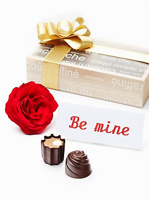 포토 JPG 스튜디오촬영 기념일 꽃 음식 디저트 실내 발렌타인데이 선물 사랑 이벤트 사람없음 선물상자 장미 초콜릿 달콤 국내포토 식물 감정 데이이벤트 내부 상자 맛 파일형식