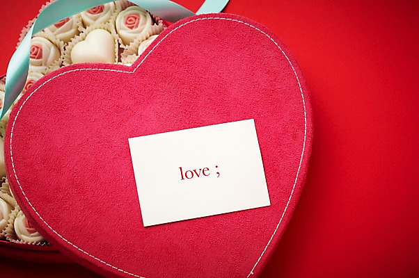 포토 JPG 스튜디오촬영 영어 기념일 음식 디저트 실내 발렌타인데이 선물 사랑 이벤트 사람없음 빨간색 단어 선물상자 상자 초콜릿 하트 달콤 국내포토 모양 문자 감정 컬러 데이이벤트 내부 맛 파일형식