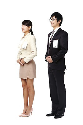 포토 JPG 스튜디오촬영 전신 직업 여자 남자 대학생 포즈 비즈니스 모션 실내 서기 미소 웃음 누끼 사람 동양인 정장 20대 성인 두명 비즈니스라이프 경쟁 한국인 구직 예절 직장인 이름표 면접 취업준비생 열정 수험표 청년만 성인만 국내포토 학생 라이프스타일 옷 감정 컨셉 표정 인종 청년 내부 파일형식