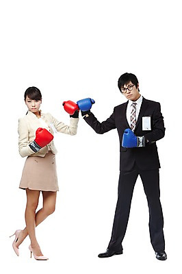 포토 JPG 스튜디오촬영 전신 직업 여자 남자 대학생 포즈 비즈니스 모션 실내 서기 누끼 사람 동양인 정장 20대 성인 두명 비즈니스라이프 경쟁 권투 한국인 구직 우승 권투글러브 직장인 이름표 라이벌 면접 싸움 취업준비생 열정 수험표 패배 권투용품 청년만 성인만 국내포토 학생 라이프스타일 옷 감정 스포츠용품 컨셉 인종 청년 내부 격투기 글러브 최고 파일형식