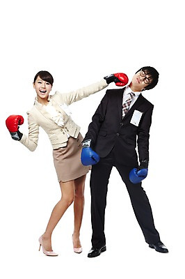 포토 JPG 스튜디오촬영 전신 직업 여자 남자 대학생 포즈 비즈니스 모션 실내 서기 미소 웃음 누끼 사람 동양인 정장 20대 성인 두명 비즈니스라이프 경쟁 권투 한국인 구직 우승 권투글러브 펀치 직장인 이름표 라이벌 면접 싸움 취업준비생 열정 수험표 패배 권투용품 청년만 성인만 국내포토 학생 라이프스타일 옷 감정 스포츠용품 컨셉 표정 인종 청년 내부 격투기 글러브 최고 파일형식