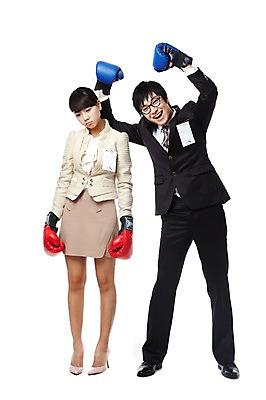 포토 JPG 스튜디오촬영 전신 직업 여자 남자 대학생 포즈 비즈니스 모션 실내 서기 미소 웃음 누끼 사람 동양인 정장 20대 성인 두명 비즈니스라이프 경쟁 권투 기쁨 한국인 구직 슬픔 우승 권투글러브 직장인 이름표 라이벌 면접 싸움 취업준비생 열정 수험표 패배 권투용품 청년만 성인만 국내포토 학생 라이프스타일 옷 감정 스포츠용품 컨셉 표정 인종 청년 내부 격투기 글러브 최고 파일형식