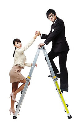 포토 JPG 스튜디오촬영 전신 직업 여자 남자 대학생 포즈 비즈니스 사다리 모션 실내 서기 미소 웃음 누끼 사람 동양인 정장 20대 성인 두명 비즈니스라이프 손잡기 경쟁 한국인 구직 도움 직장인 이름표 면접 오르기 취업준비생 열정 수험표 청년만 성인만 국내포토 학생 라이프스타일 옷 감정 컨셉 표정 인종 청년 내부 도구 파일형식