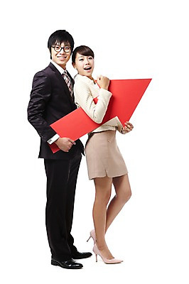 포토 JPG 스튜디오촬영 전신 직업 여자 남자 화살표 대학생 포즈 비즈니스 모션 실내 서기 미소 웃음 들기 누끼 사람 동양인 정장 20대 성인 두명 비즈니스라이프 경쟁 기쁨 한국인 구직 축하 직장인 이름표 합격 면접 상승 취업준비생 열정 수험표 청년만 성인만 국내포토 학생 라이프스타일 옷 감정 컨셉 표정 인종 청년 내부 파일형식