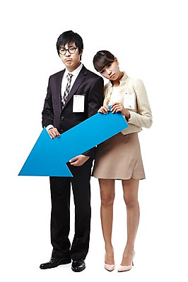 포토 JPG 스튜디오촬영 전신 직업 여자 남자 화살표 대학생 포즈 비즈니스 모션 실내 서기 들기 누끼 사람 동양인 정장 20대 성인 두명 비즈니스라이프 경쟁 한국인 구직 슬픔 직장인 이름표 하락 면접 취업준비생 열정 수험표 불합격 청년만 성인만 국내포토 학생 라이프스타일 옷 감정 컨셉 인종 청년 내부 파일형식
