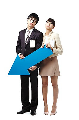 포토 JPG 스튜디오촬영 전신 직업 여자 남자 화살표 대학생 포즈 비즈니스 모션 실내 서기 들기 누끼 사람 동양인 정장 20대 성인 두명 비즈니스라이프 경쟁 한국인 구직 슬픔 직장인 이름표 하락 면접 취업준비생 열정 수험표 불합격 청년만 성인만 국내포토 학생 라이프스타일 옷 감정 컨셉 인종 청년 내부 파일형식