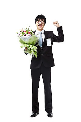 포토 JPG 스튜디오촬영 전신 직업 남자 대학생 꽃다발 포즈 비즈니스 모션 실내 한명 서기 미소 웃음 들기 누끼 사람 동양인 정장 손짓 20대 성인 비즈니스라이프 경쟁 기쁨 한국인 구직 축하 직장인 이름표 합격 면접 취업준비생 열정 수험표 남자만 남자한명만 성인남자만 청년만 청년남자만 청년남자한명만 성인한명만 성인남자한명만 성인만 국내포토 1 학생 라이프스타일 옷 꽃 감정 컨셉 표정 인종 청년 내부 파일형식