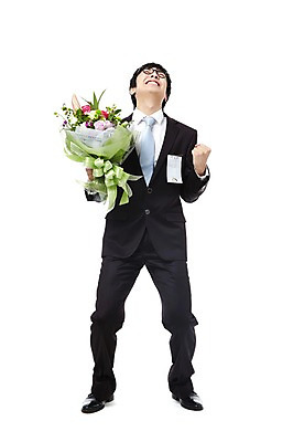 포토 JPG 스튜디오촬영 전신 직업 남자 대학생 꽃다발 포즈 비즈니스 모션 실내 한명 서기 미소 웃음 들기 누끼 사람 동양인 정장 손짓 20대 성인 비즈니스라이프 경쟁 기쁨 한국인 구직 축하 직장인 이름표 합격 면접 취업준비생 열정 수험표 남자만 남자한명만 성인남자만 청년만 청년남자만 청년남자한명만 성인한명만 성인남자한명만 성인만 국내포토 1 학생 라이프스타일 옷 꽃 감정 컨셉 표정 인종 청년 내부 파일형식
