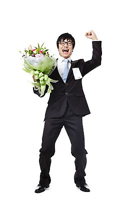 포토 JPG 스튜디오촬영 전신 직업 남자 대학생 꽃다발 포즈 비즈니스 모션 실내 한명 서기 미소 웃음 들기 누끼 사람 동양인 정장 손짓 20대 성인 비즈니스라이프 경쟁 기쁨 한국인 구직 축하 직장인 이름표 합격 면접 취업준비생 열정 수험표 남자만 남자한명만 성인남자만 청년만 청년남자만 청년남자한명만 성인한명만 성인남자한명만 성인만 국내포토 1 학생 라이프스타일 옷 꽃 감정 컨셉 표정 인종 청년 내부 파일형식