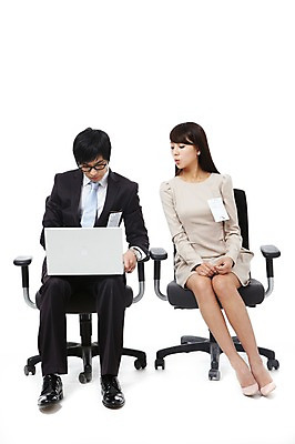 포토 JPG 스튜디오촬영 전신 직업 여자 남자 대학생 포즈 의자 비즈니스 모션 실내 들기 누끼 사람 앉기 동양인 정장 20대 성인 두명 비즈니스라이프 노트북 컴퓨터 경쟁 한국인 구직 직장인 이름표 엿보기 면접 취업준비생 열정 수험표 청년만 성인만 국내포토 학생 라이프스타일 옷 감정 가구 컨셉 인종 청년 내부 전자제품 파일형식