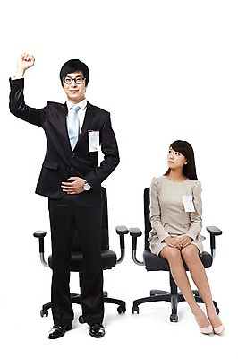 포토 JPG 스튜디오촬영 전신 직업 응시 여자 남자 대학생 포즈 의자 비즈니스 모션 실내 서기 미소 웃음 누끼 사람 앉기 동양인 정장 손짓 20대 성인 두명 비즈니스라이프 손들기 경쟁 한국인 구직 직장인 이름표 면접 취업준비생 열정 수험표 청년만 성인만 국내포토 학생 라이프스타일 시선 옷 감정 가구 컨셉 표정 인종 청년 내부 파일형식