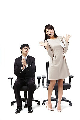 포토 JPG 스튜디오촬영 전신 직업 여자 남자 대학생 포즈 의자 비즈니스 모션 실내 서기 미소 웃음 누끼 사람 앉기 동양인 정장 손짓 20대 성인 두명 비즈니스라이프 경쟁 기쁨 한국인 구직 축하 직장인 이름표 박수 합격 면접 취업준비생 열정 수험표 부러움 청년만 성인만 국내포토 학생 라이프스타일 옷 감정 가구 컨셉 표정 인종 청년 내부 파일형식