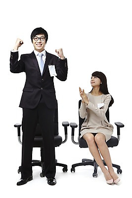 포토 JPG 스튜디오촬영 전신 직업 여자 남자 대학생 포즈 의자 비즈니스 모션 실내 서기 미소 웃음 누끼 사람 앉기 동양인 정장 손짓 20대 성인 두명 비즈니스라이프 경쟁 기쁨 한국인 구직 축하 직장인 이름표 박수 합격 면접 취업준비생 열정 수험표 청년만 성인만 국내포토 학생 라이프스타일 옷 감정 가구 컨셉 표정 인종 청년 내부 파일형식