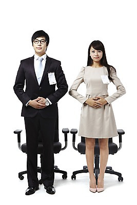 포토 JPG 스튜디오촬영 전신 직업 여자 남자 대학생 포즈 의자 비즈니스 모션 실내 서기 미소 누끼 사람 동양인 정장 손짓 20대 성인 두명 비즈니스라이프 경쟁 한국인 구직 예절 직장인 이름표 면접 취업준비생 열정 수험표 청년만 성인만 국내포토 학생 라이프스타일 옷 감정 가구 컨셉 표정 인종 청년 내부 파일형식