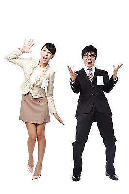 포토 JPG 스튜디오촬영 전신 직업 여자 남자 대학생 포즈 비즈니스 모션 실내 서기 미소 웃음 누끼 사람 동양인 정장 20대 성인 두명 비즈니스라이프 경쟁 기쁨 한국인 구직 축하 직장인 이름표 합격 면접 취업준비생 열정 수험표 청년만 성인만 국내포토 학생 라이프스타일 옷 감정 컨셉 표정 인종 청년 내부 파일형식