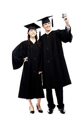 포토 JPG 스튜디오촬영 전신 서양인 외국인 해외기획촬영 학생 여자 2011년태국 기념일 남자 대학생 포즈 학사모 졸업 모션 성공 졸업식 실내 졸업생 서기 미소 웃음 들기 누끼 사람 이벤트 20대 성인 두명 친구 카메라 사진촬영 축하 가운 졸업가운 결과 셀프카메라 청년만 성인만 국내포토 모자_잡화 옷 교육 컨셉 관계 표정 인종 청년 내부 전자제품 촬영 파일형식