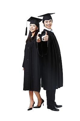 포토 JPG 스튜디오촬영 전신 학생 여자 기념일 남자 대학생 포즈 학사모 졸업 모션 성공 졸업식 실내 졸업생 서기 미소 웃음 누끼 사람 동양인 손짓 이벤트 20대 성인 두명 친구 한국인 엄지손가락 축하 최고 가운 졸업가운 결과 청년만 성인만 국내포토 모자_잡화 옷 교육 컨셉 손가락 관계 표정 인종 청년 내부 파일형식