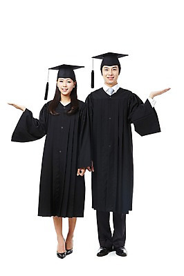 포토 JPG 스튜디오촬영 전신 학생 여자 기념일 남자 대학생 포즈 학사모 졸업 모션 성공 졸업식 안내 실내 졸업생 서기 미소 웃음 누끼 사람 동양인 손짓 이벤트 20대 성인 두명 친구 한국인 축하 가운 졸업가운 결과 청년만 성인만 국내포토 모자_잡화 옷 교육 컨셉 관계 표정 인종 청년 내부 파일형식