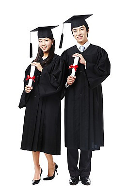 포토 JPG 스튜디오촬영 전신 학생 여자 기념일 남자 리본 대학생 포즈 학사모 졸업 모션 성공 졸업식 실내 졸업생 서기 미소 웃음 들기 누끼 사람 동양인 이벤트 20대 성인 두명 장식 친구 한국인 축하 가운 졸업가운 결과 졸업장 청년만 성인만 국내포토 모자_잡화 옷 교육 컨셉 관계 표정 인종 청년 내부 파일형식