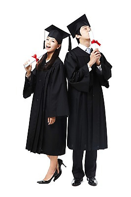 포토 JPG 스튜디오촬영 전신 학생 여자 기념일 남자 리본 대학생 포즈 학사모 졸업 모션 성공 졸업식 실내 졸업생 서기 미소 웃음 들기 누끼 사람 동양인 손짓 이벤트 20대 성인 두명 장식 친구 한국인 축하 가운 졸업가운 결과 졸업장 청년만 성인만 국내포토 모자_잡화 옷 교육 컨셉 관계 표정 인종 청년 내부 파일형식