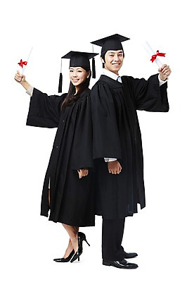 포토 JPG 스튜디오촬영 전신 학생 여자 기념일 남자 리본 대학생 포즈 학사모 졸업 모션 성공 졸업식 실내 졸업생 서기 미소 웃음 들기 누끼 사람 동양인 이벤트 20대 성인 두명 장식 친구 기댐 한국인 등맞대기 축하 가운 졸업가운 결과 졸업장 청년만 성인만 국내포토 모자_잡화 옷 교육 컨셉 관계 표정 인종 청년 내부 파일형식