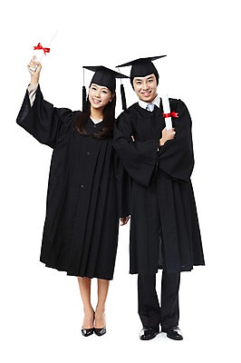 포토 JPG 스튜디오촬영 전신 학생 여자 기념일 남자 리본 대학생 포즈 학사모 졸업 모션 성공 졸업식 실내 졸업생 서기 미소 웃음 들기 누끼 사람 동양인 손짓 이벤트 20대 성인 두명 장식 친구 팔짱 한국인 축하 가운 졸업가운 결과 졸업장 청년만 성인만 국내포토 모자_잡화 옷 교육 컨셉 관계 표정 인종 청년 내부 파일형식