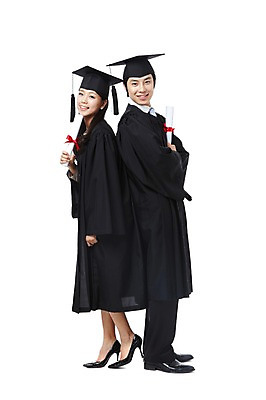 포토 JPG 스튜디오촬영 전신 학생 여자 기념일 남자 리본 대학생 포즈 학사모 졸업 모션 성공 졸업식 실내 졸업생 서기 미소 웃음 들기 누끼 사람 동양인 이벤트 20대 성인 두명 장식 친구 기댐 한국인 등맞대기 축하 가운 졸업가운 결과 졸업장 청년만 성인만 국내포토 모자_잡화 옷 교육 컨셉 관계 표정 인종 청년 내부 파일형식