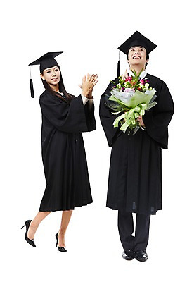 포토 JPG 스튜디오촬영 전신 학생 여자 기념일 남자 대학생 꽃다발 포즈 학사모 졸업 모션 성공 졸업식 실내 졸업생 서기 미소 웃음 들기 누끼 사람 동양인 손짓 이벤트 20대 성인 두명 친구 한국인 축하 가운 졸업가운 결과 박수 청년만 성인만 국내포토 모자_잡화 옷 교육 꽃 컨셉 관계 표정 인종 청년 내부 파일형식