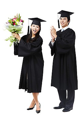 포토 JPG 스튜디오촬영 전신 학생 여자 기념일 남자 대학생 꽃다발 포즈 학사모 졸업 모션 성공 졸업식 실내 졸업생 서기 미소 웃음 들기 누끼 사람 동양인 손짓 이벤트 20대 성인 두명 친구 한국인 축하 가운 졸업가운 결과 박수 청년만 성인만 국내포토 모자_잡화 옷 교육 꽃 컨셉 관계 표정 인종 청년 내부 파일형식