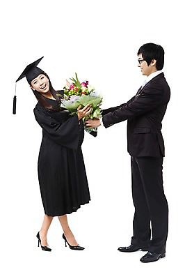 포토 JPG 스튜디오촬영 전신 학생 여자 기념일 남자 대학생 꽃다발 포즈 학사모 졸업 모션 성공 졸업식 실내 졸업생 서기 미소 웃음 들기 누끼 사람 동양인 정장 이벤트 20대 성인 두명 친구 기쁨 한국인 축하 가운 졸업가운 결과 청년만 성인만 국내포토 모자_잡화 옷 교육 꽃 감정 컨셉 관계 표정 인종 청년 내부 파일형식