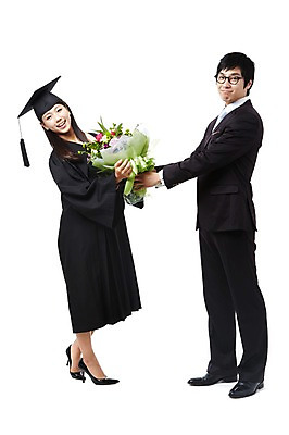 포토 JPG 스튜디오촬영 전신 학생 여자 기념일 남자 대학생 꽃다발 포즈 학사모 졸업 모션 성공 졸업식 실내 졸업생 서기 미소 웃음 들기 누끼 사람 동양인 정장 이벤트 20대 성인 두명 친구 기쁨 한국인 축하 가운 졸업가운 결과 청년만 성인만 국내포토 모자_잡화 옷 교육 꽃 감정 컨셉 관계 표정 인종 청년 내부 파일형식