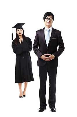 포토 JPG 스튜디오촬영 전신 학생 여자 기념일 남자 대학생 포즈 학사모 졸업 모션 성공 졸업식 실내 졸업생 서기 미소 웃음 누끼 사람 동양인 정장 손짓 이벤트 20대 성인 두명 친구 한국인 축하 가운 졸업가운 결과 부러움 청년만 성인만 국내포토 모자_잡화 옷 교육 감정 컨셉 관계 표정 인종 청년 내부 파일형식