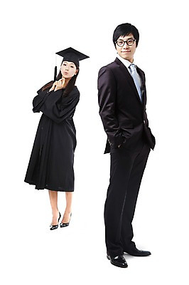 포토 JPG 스튜디오촬영 전신 학생 응시 여자 기념일 남자 대학생 포즈 학사모 졸업 모션 성공 졸업식 실내 졸업생 서기 미소 웃음 누끼 사람 동양인 정장 손짓 이벤트 20대 성인 두명 친구 한국인 축하 가운 졸업가운 결과 부러움 청년만 성인만 국내포토 모자_잡화 시선 옷 교육 감정 컨셉 관계 표정 인종 청년 내부 파일형식