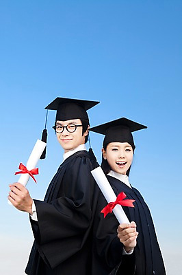 포토 JPG 학생 여자 기념일 남자 리본 대학생 포즈 학사모 졸업 모션 하늘 성공 졸업식 졸업생 서기 미소 웃음 들기 사람 동양인 이벤트 상반신 20대 성인 야외 두명 장식 친구 기댐 한국인 등맞대기 축하 가운 졸업가운 결과 졸업장 청년만 성인만 국내포토 모자_잡화 옷 교육 컨셉 관계 표정 인종 청년 파일형식