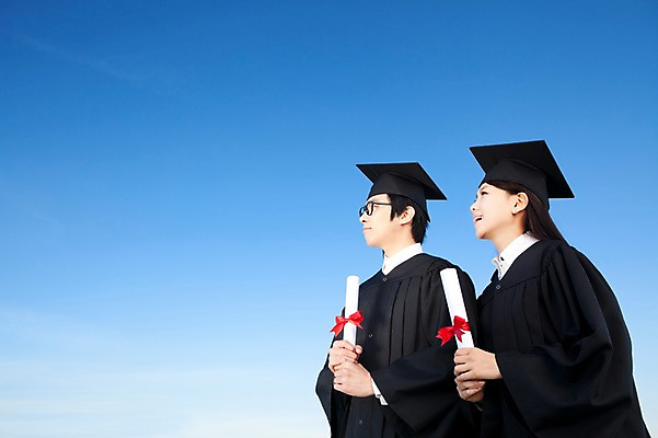 포토 JPG 학생 응시 여자 기념일 남자 리본 대학생 포즈 학사모 졸업 모션 하늘 성공 졸업식 졸업생 서기 미소 웃음 들기 사람 동양인 이벤트 상반신 20대 성인 야외 두명 옆모습 장식 친구 한국인 축하 가운 졸업가운 결과 졸업장 청년만 성인만 국내포토 모자_잡화 시선 옷 교육 뷰포인트 컨셉 관계 표정 인종 청년 파일형식