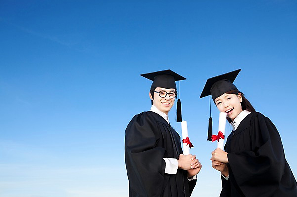 포토 JPG 학생 여자 기념일 남자 리본 대학생 포즈 학사모 졸업 모션 하늘 성공 졸업식 졸업생 서기 미소 웃음 들기 사람 동양인 이벤트 상반신 20대 성인 야외 두명 장식 친구 한국인 축하 가운 졸업가운 결과 졸업장 청년만 성인만 국내포토 모자_잡화 옷 교육 컨셉 관계 표정 인종 청년 파일형식