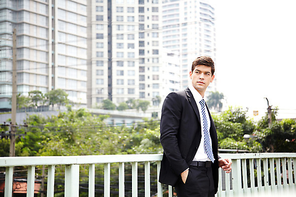 포토 JPG 주간 서양인 외국인 나무 해외기획촬영 건축물 2011년태국 남자 포즈 비즈니스 난간 모션 한명 서기 사람 정장 빌딩 상반신 20대 성인 야외 건물 기댐 도시 직장인 비즈니스맨 도심 육교 남자만 남자한명만 성인남자만 청년만 청년남자만 청년남자한명만 성인한명만 성인남자한명만 성인만 국내포토 자연요소 식물 직업 1 옷 건축 인종 청년 다리_건축물 파일형식