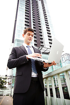 포토 JPG 주간 서양인 외국인 해외기획촬영 건축물 2011년태국 남자 로우앵글 포즈 비즈니스 난간 모션 한명 서기 미소 웃음 들기 사람 정장 빌딩 상반신 20대 성인 야외 건물 노트북 컴퓨터 기댐 도시 직장인 비즈니스맨 도심 육교 남자만 남자한명만 성인남자만 청년만 청년남자만 청년남자한명만 성인한명만 성인남자한명만 성인만 국내포토 자연요소 직업 1 옷 건축 뷰포인트 표정 인종 청년 전자제품 다리_건축물 파일형식